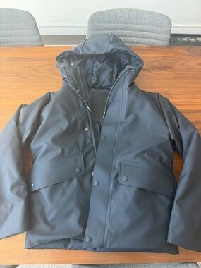 Rains women’s Nome short Hooded Waterproof Jacket never worn in navy raincoat